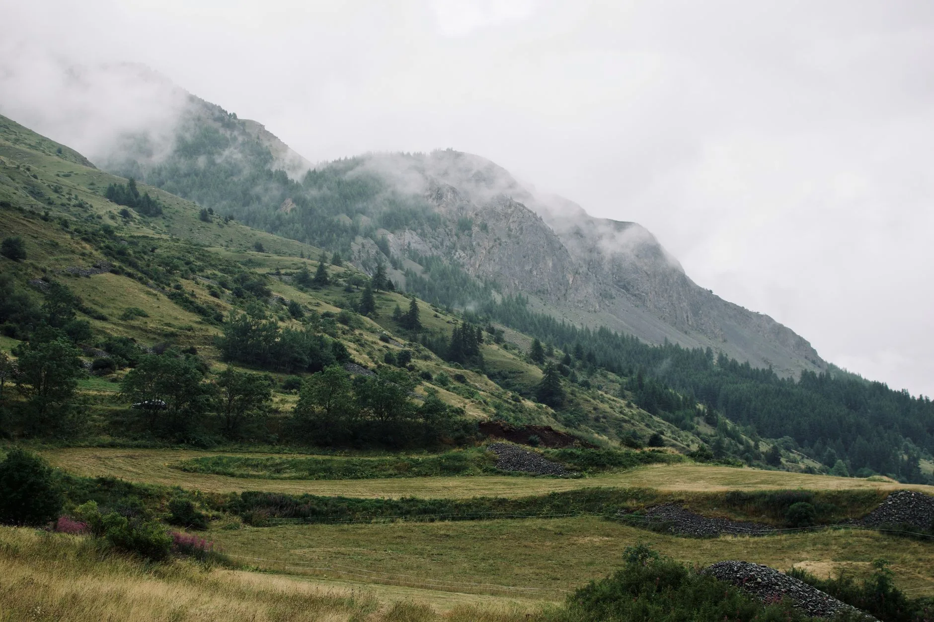 Route de montagne en Savoie traversant un paysage alpin