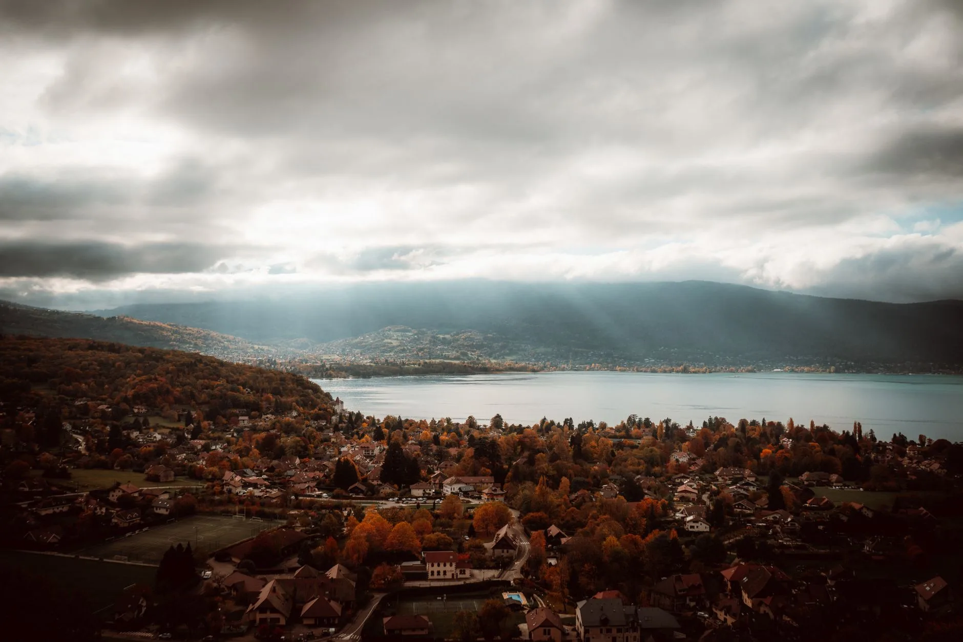 Vue sur Annecy, ses canaux et le lac entouré de montagnes
