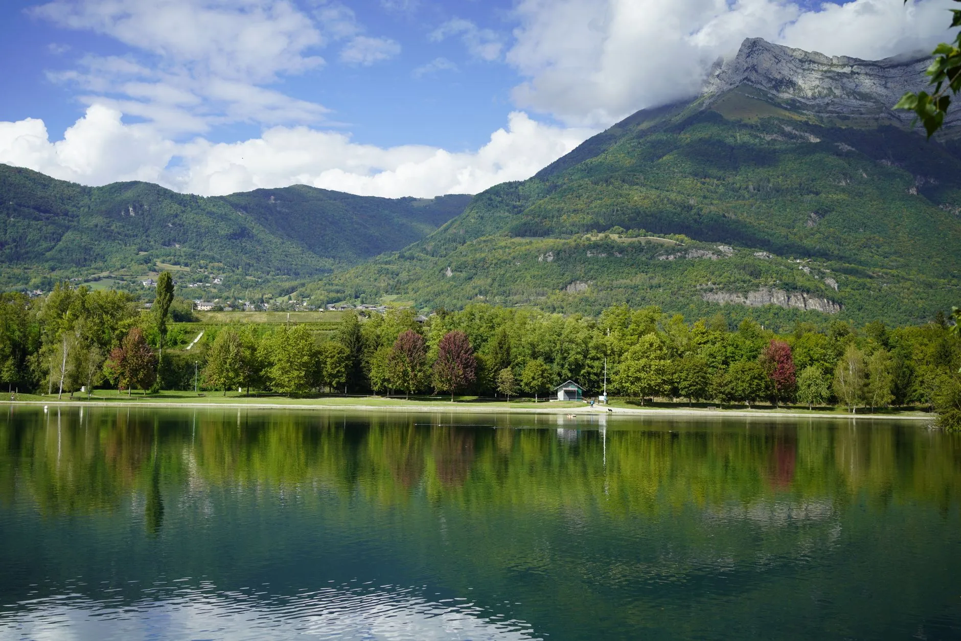 ️ L'été : de juin à septembre, la saison des lacs et des sentiers