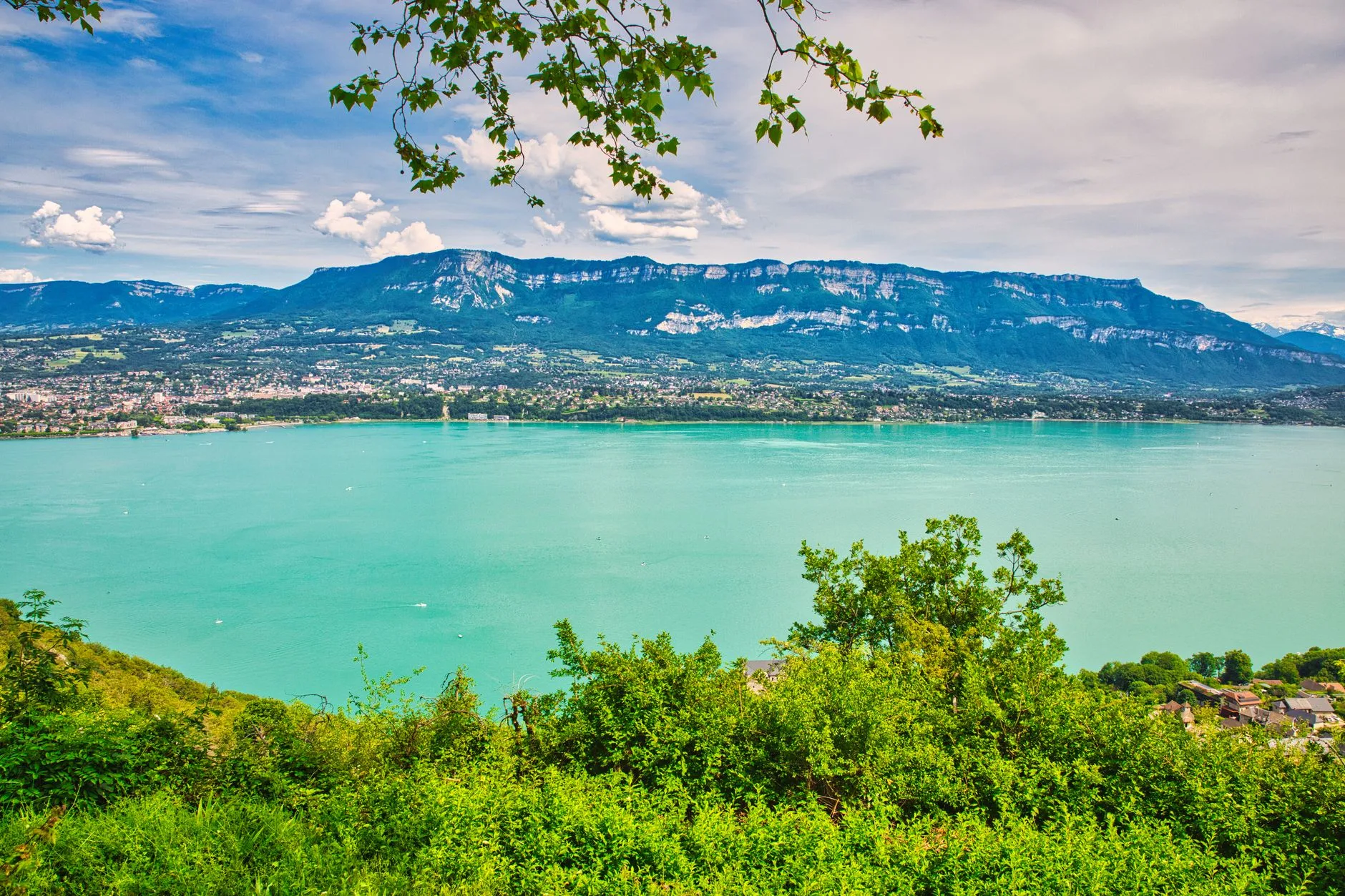 Paysage de montagne en Savoie avec sommets enneigés et prairies alpines