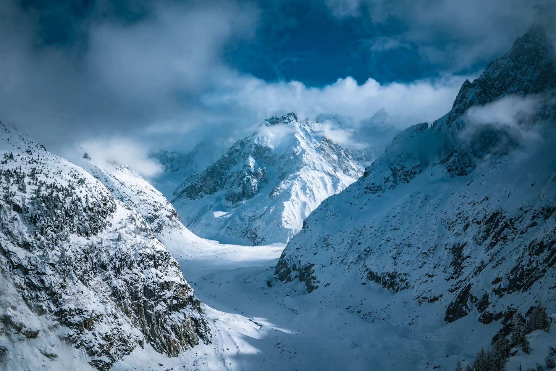 Sommets enneigés de la vallée de Chamonix-Mont-Blanc